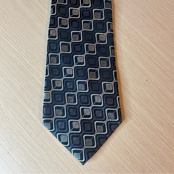💕2/$30 💕Geoffrey Beene 100% Silk Patterned Tie - Picture 7 of 7